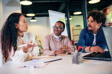 Obraz premium Coworkers talking about serious topics on their job in the office