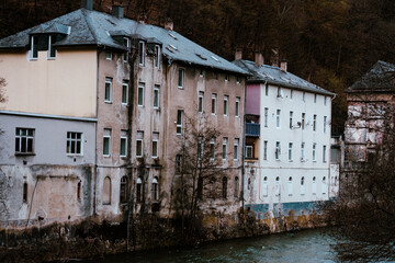 Fototapeta na wymiar Alte Häuser an einem Fluss (Lenne) in Altena