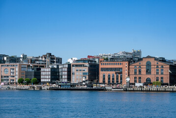 Fototapeta na wymiar Sommerlicher Blick auf Norwegens Hauptstadt Oslo: Teilansicht eines zentralen Stadtviertels vom Hafen aus