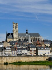 La cathédrale Saint-Cyr-et-Sainte-Julitte dominant les maisons de la ville de Nevers au bord de la Loire