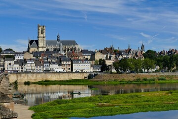 Naklejka na ściany i meble La cathédrale Saint-Cyr-et-Sainte-Julitte dominant les maisons de la ville de Nevers au bord de la Loire