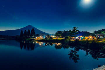 静岡県富士宮市にある富士山が見える田貫湖キャンプ場の夜