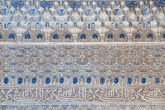 Parede muito decorada em estilo mourisco nos palácios de Alhambra 