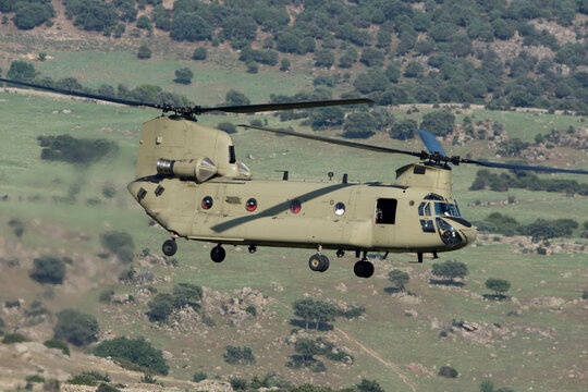 Helicóptero de transporte militar con dos rotores
