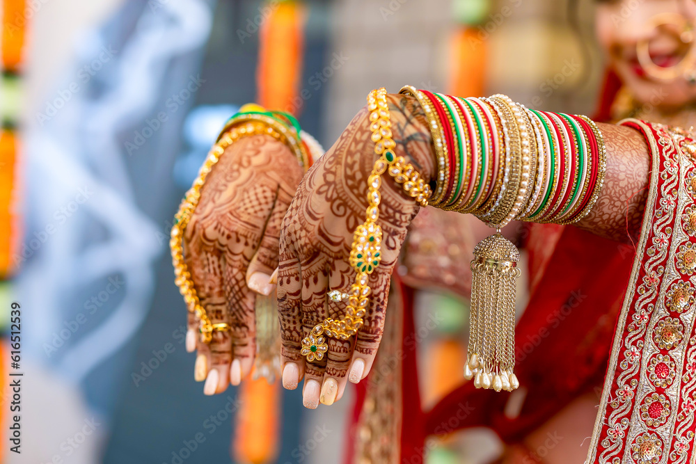 Wall mural indian hindu bride's wedding henna mehendi mehndi hands close up