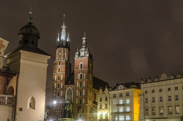 Fototapeta na wymiar Kościół Mariacki w Krakowie w nocy 