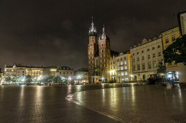 Kraków nocą kościół Mariacki  - obrazy, fototapety, plakaty