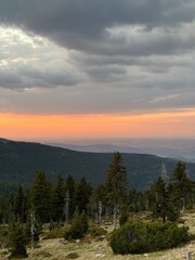 Fototapeta na wymiar Zachód słońca w górach 