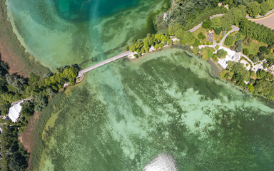 Aufsicht auf die Verbindungsbrücke zur Blumeninsel Mainau im Bodensee im Sommer zur Mittagszeit....