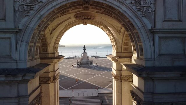 video de dron con atardecer cerca al puerto de barcos en lisboa calidad 4k 