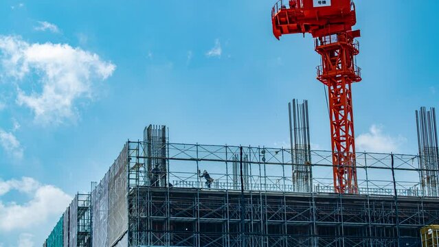 建設現場で作業をする人達と青空に浮かぶ雲 - 4K Timelapse -  
