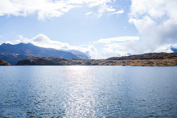 Obraz premium Natural landscape alpine lake and mountain in sunny day