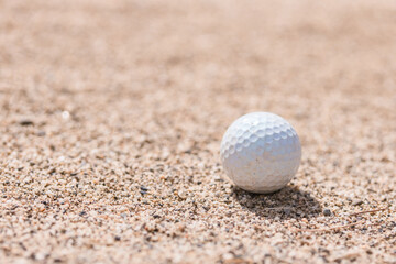 バンカーに入ったゴルフボール
