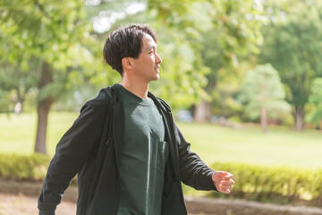 Fototapeta premium 公園で運動・ウォーキング・ランニング・トレーニングをするアジア人男性 