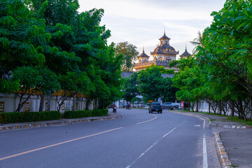 Fototapeta na wymiar The street into Patuxay in Vientiane laos
