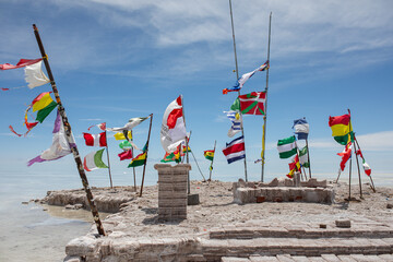 Länder Flaggen im Salzmeer in der Salar de Uyuni in Bolivien am Tag