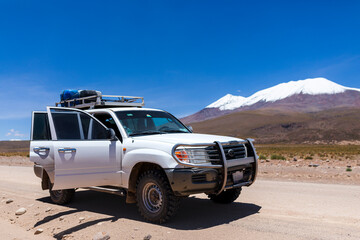 SUV  in der Salar de Uyuni in Bolivien