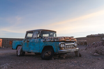 Altes Auto in der Salar de Uyuni bei Sonnenuntergang