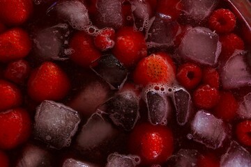 Früchte in einer Bowle, Erdbeere Eis Eiswürfel Himbeere, Fruchtbowle im Sommer