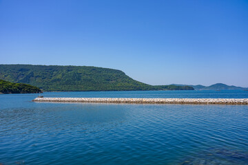 晴れ渡った城岬公園から瀬戸内海に突き出た屋島