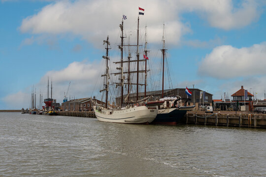 Alte Segelschiffe im Hafen von Harlingen