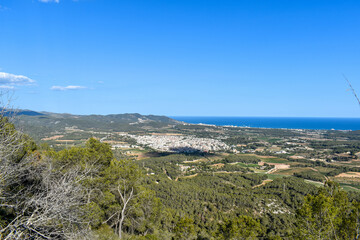 Fototapeta na wymiar Sant Pere de Ribes y el mar