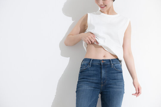 no-face image of easy-to-use diet around the belly with copy space to the right.