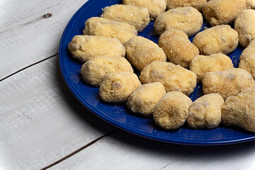 Plato con croquetas hechas en casa.