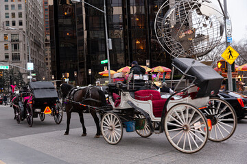 Coches de caballos en calle de Manhattan.