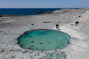 Cane Malu bei Bosa Marina auf Sardinien. Wunderschöner natürlicher Pool mit tollen Farben. Mondlanschaft, Drohne 5