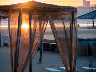 Marquesina en la playa de la ciudad de Agadir, en la costa atlántica de Marruecos, en el noroeste...