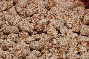 Un tas de noix de cajou caramélisées avec graines de sésame