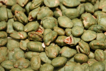 Un tas de petites noix vertes exotiques séchées