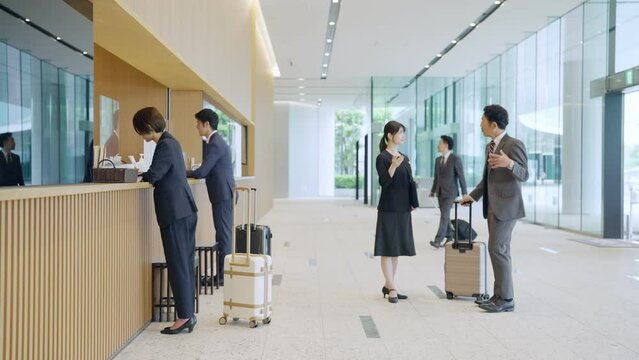 ホテルの受付にいるビジネスパーソン