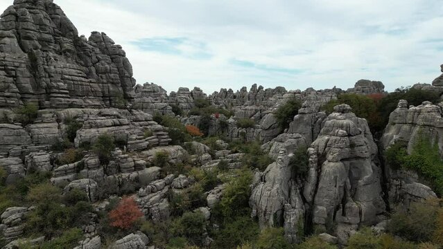 vista a&eacute;rea de las formaciones rocosas del paraje natural del torcal de Antequera, Espa&ntilde;a