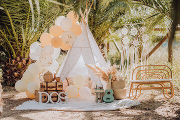 second boho picnic style birthday in a nature with palm trees and balloons © Fotopoema