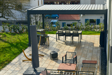 Sonnendach / Pergola als Sonnenschutz auf der Terrasse eines neu gebauten Wohnhauses