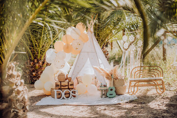 second boho picnic style birthday in a nature with palm trees and balloons © Fotopoema