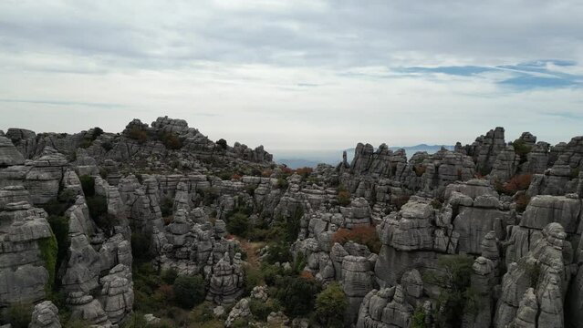 vista a&eacute;rea de las formaciones rocosas del paraje natural del torcal de Antequera, Espa&ntilde;a