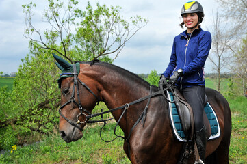 Obraz premium Horseback riding on a green meadow