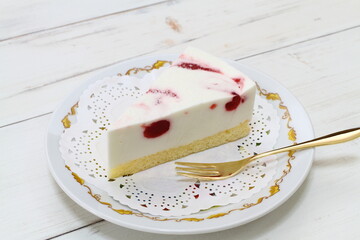 いちごジャム入りレアチーズケーキ