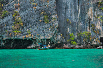 Fototapeta na wymiar Phi Phi Island with long tail boat and white sand beach