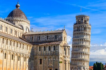 Fototapeta premium Pisa Cathedral (Cathedral of the Assumption of Mary) with the Leaning Tower of Pisa on Piazza dei Miracoli in Pisa, Tuscany, Italy
