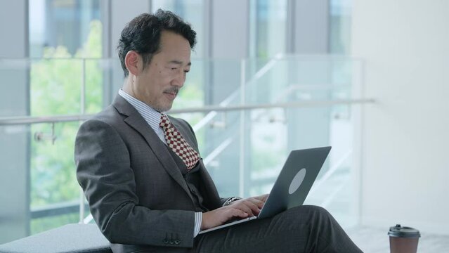 オフィスでパソコンを使う中年ビジネスマン
