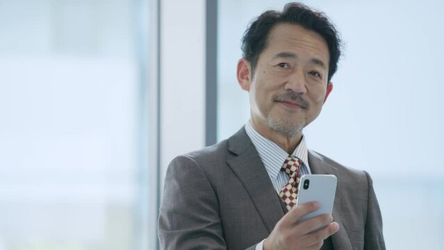 スマホを使う中年ビジネスマン