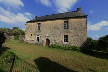 Fototapeta premium Maison du XVIIe siècle (1626) à Saint-Léon, Merléac, Côtes-d'Armor