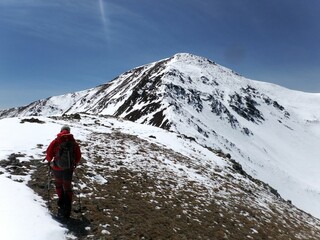 April hike on the ridges around Estanys de la Pera in the Pyrenees (Cerdanya). Due to the dime of the year we found both snow and summer conditions.