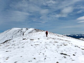 April hike on the ridges around Estanys de la Pera in the Pyrenees (Cerdanya). Due to the dime of the year we found both snow and summer conditions.