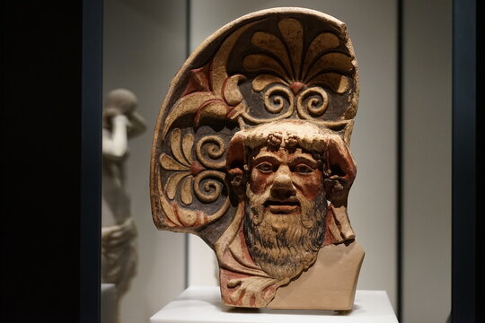 Etruskisches Antefix mit Silenskopf und Anthemiennimbus im Neuen Museum in Berlin am 25.06.2023