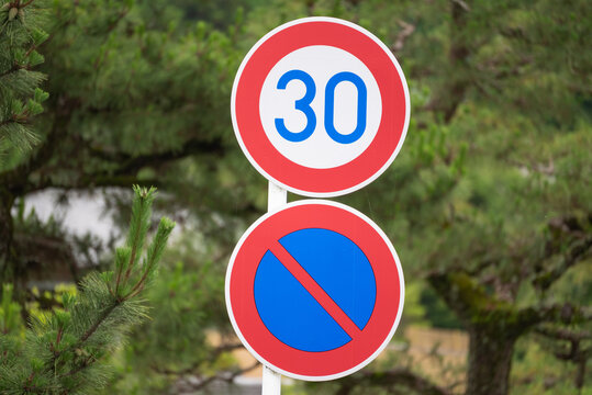 日本の道路標識で時速30km/hと駐車禁止の標識